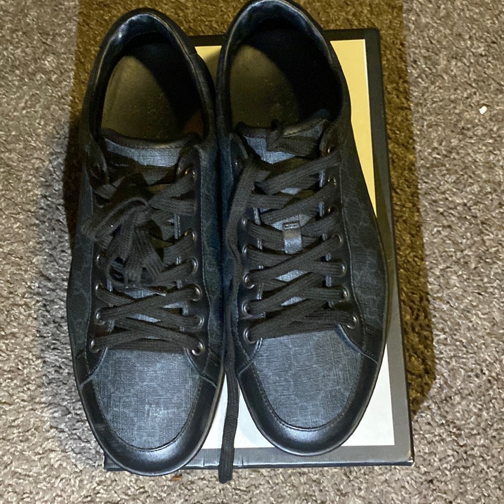 Mens size 9 Gucci shoes without box.
